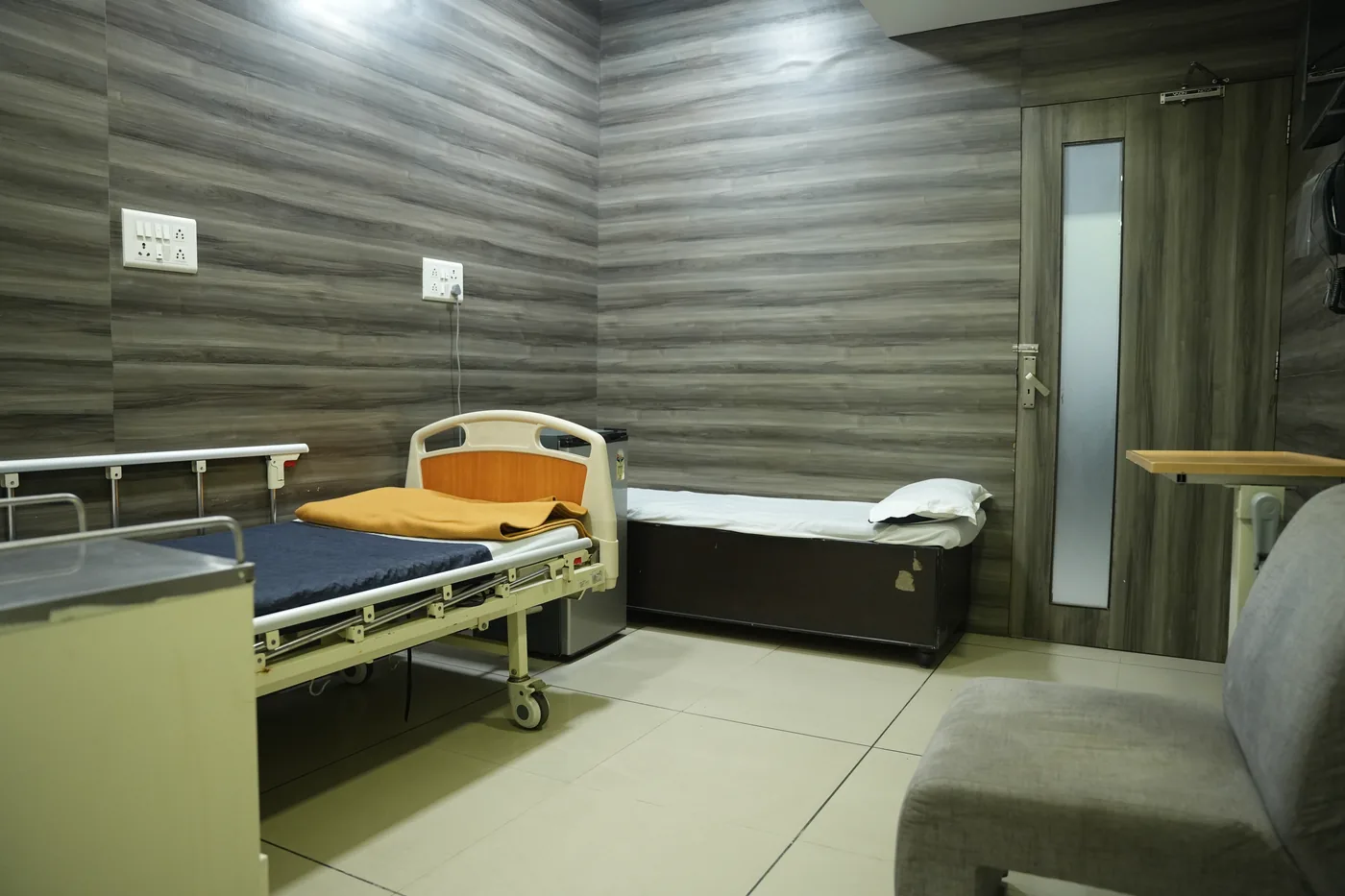 Comfortable inpatient room at Solar Hospital